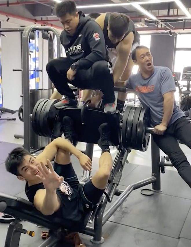 球友会网站 -江南雄鹿队险胜漓江雄鹿队，电竞大师赛上演关键失误成转折！年轻人站出来了(神兵小将玉燕)