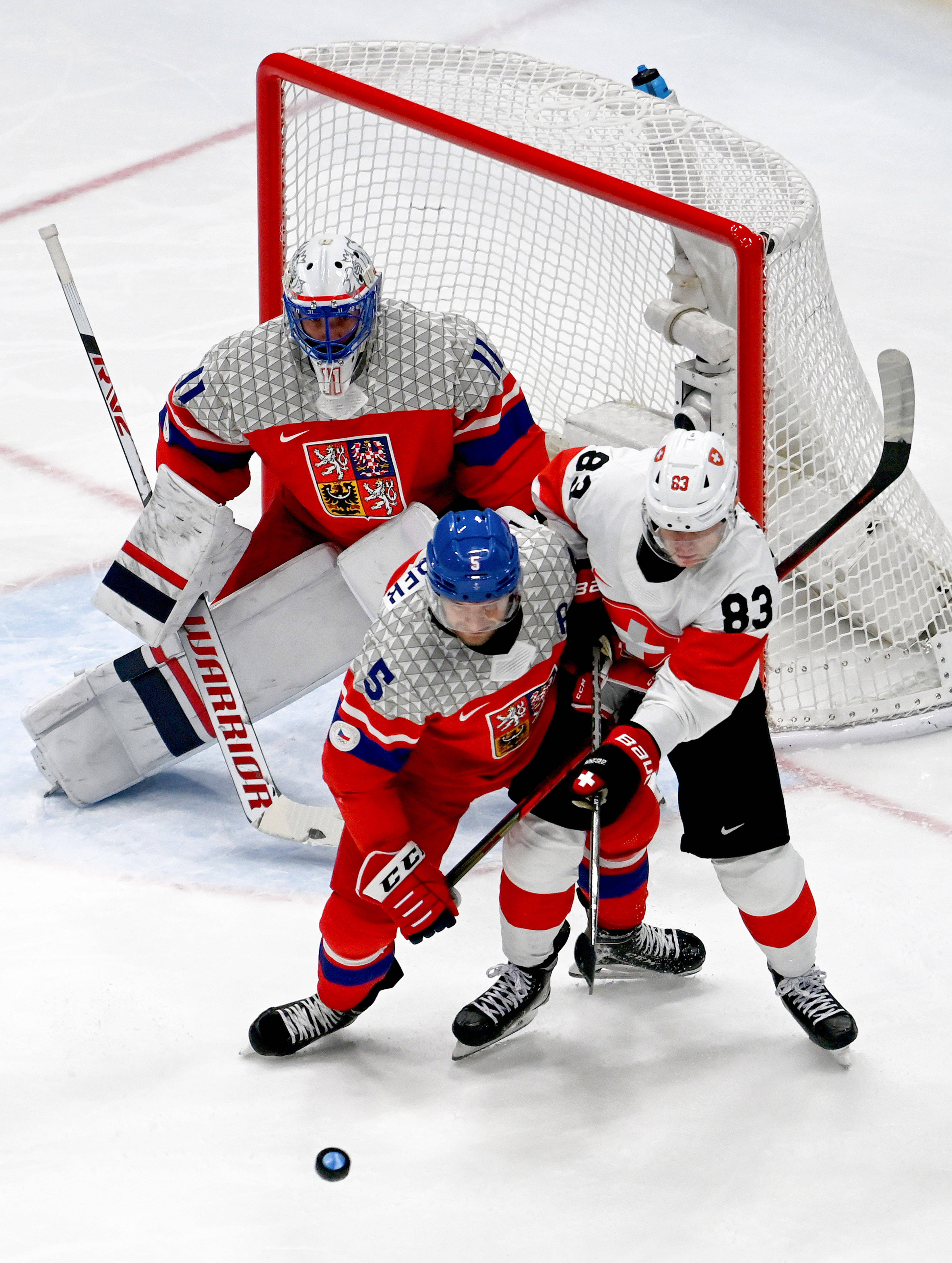 球友会平台 -邀请赛巅峰对决!皖南独角兽队守住胜果雪域鲨队队,冰球赛场再起波澜;更衣室氛围正向的简单介绍