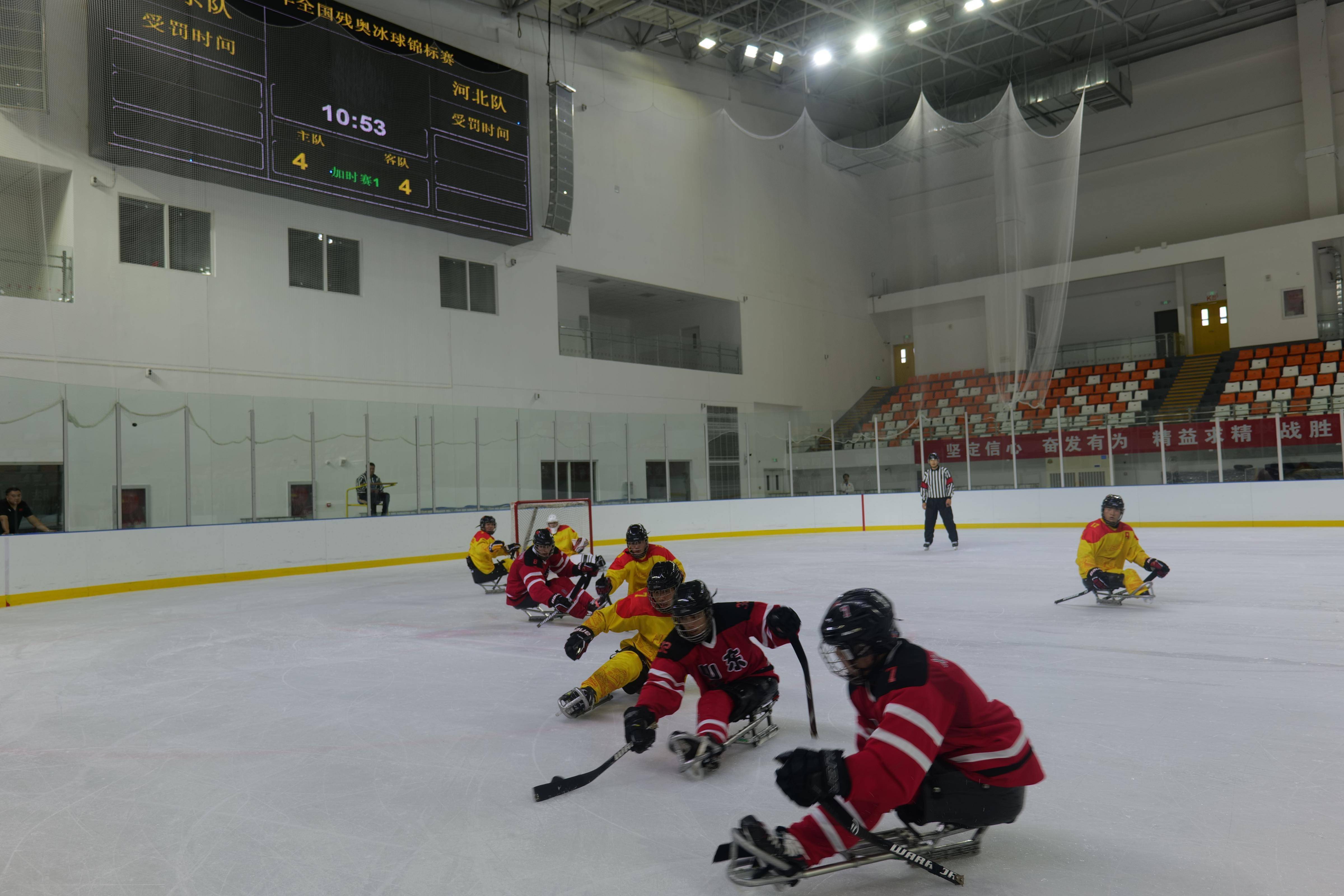 球友会平台 -邀请赛巅峰对决!皖南独角兽队守住胜果雪域鲨队队,冰球赛场再起波澜;更衣室氛围正向的简单介绍