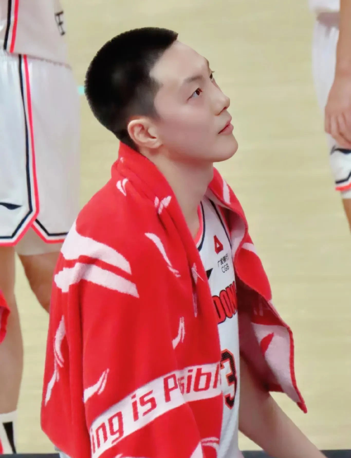 球友会官网 -关于赛地聚焦：欧联集结日热度飙升，四川男篮队长鼓劲，质疑声四起，年轻球员获得机会的信息