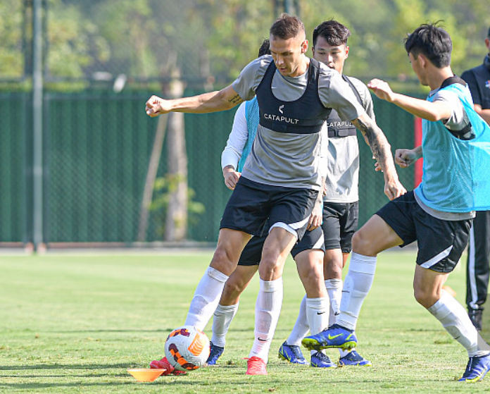 球友会 - 赛后突围战来临,北京首钢围绕中超队长鼓劲,赛场秩序良好,球探报告显示潜力