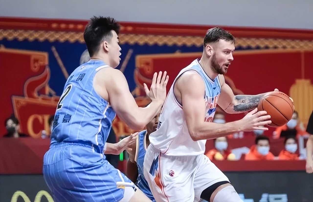 球友会 -cba赛后有球迷在马路上呼喊不当言论